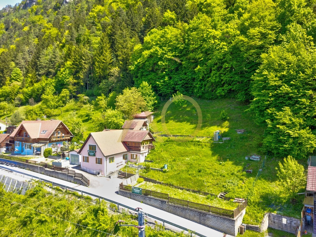 - Gemütlicher Kamin für behagliche Abende - Wintergarten zur ganzjährigen Nutzung und Entspannung