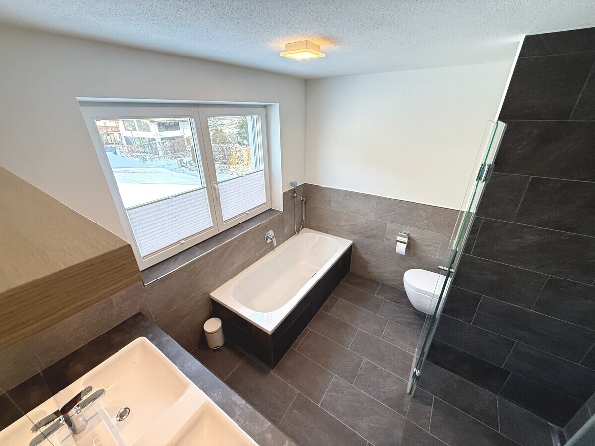 Großzügiges Elternbad mit Dusche WC und Badewanne