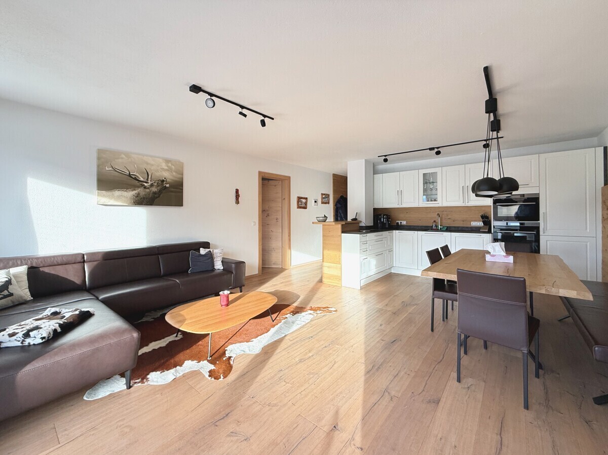 Wohnzimmer mit offener Landhausküche