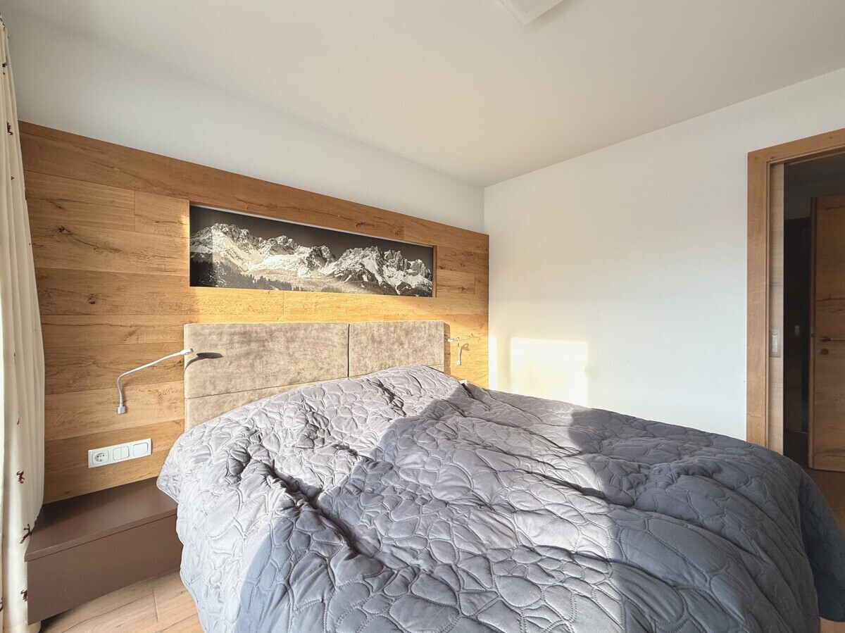 Hauptschlafzimmer mit Echtholzpanelen