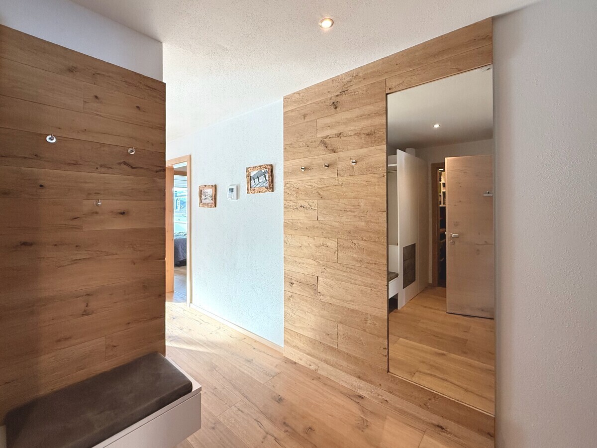 Eingangsbereich und Flur mit Garderobe und Sitzbank