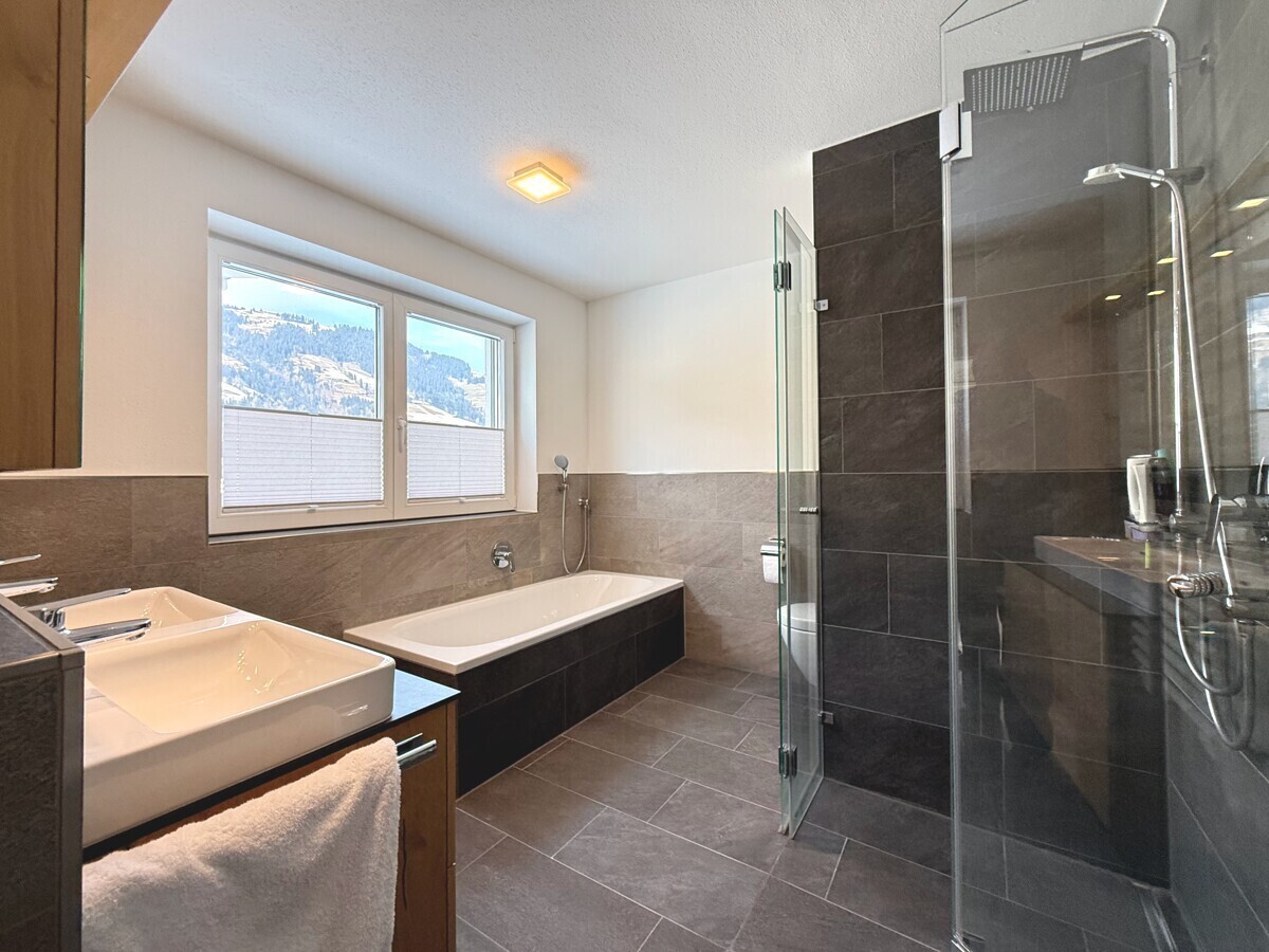 Großzügiges Elternbad mit Dusche WC und Badewanne