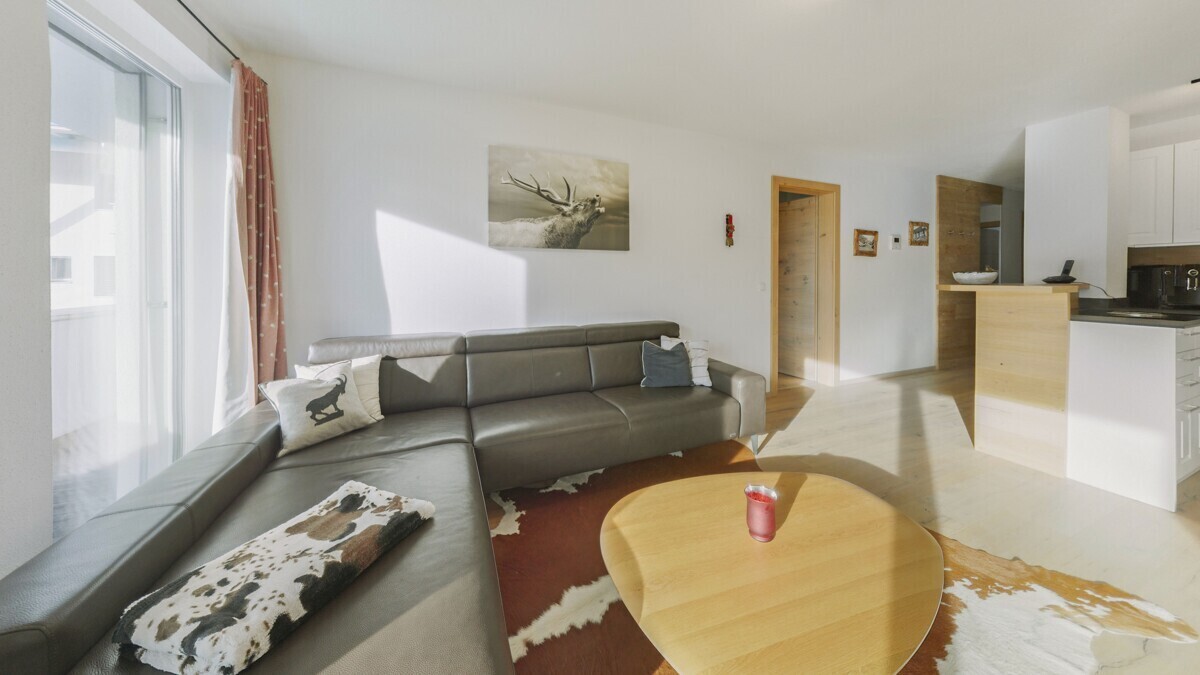 Wohnzimmer mit gemütlichem Ledersofa