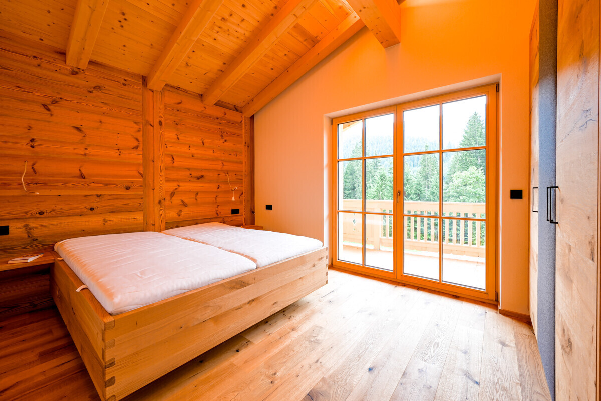 Schlafzimmer-mit-Panoramablick-Almchalet-Hopfgarten-im-Brixental