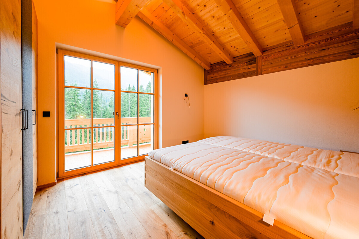 Schlafzimmer-mit-Ausblick-auf-die-umliegende-Bergwelt-Kitzbüheler-Alpen