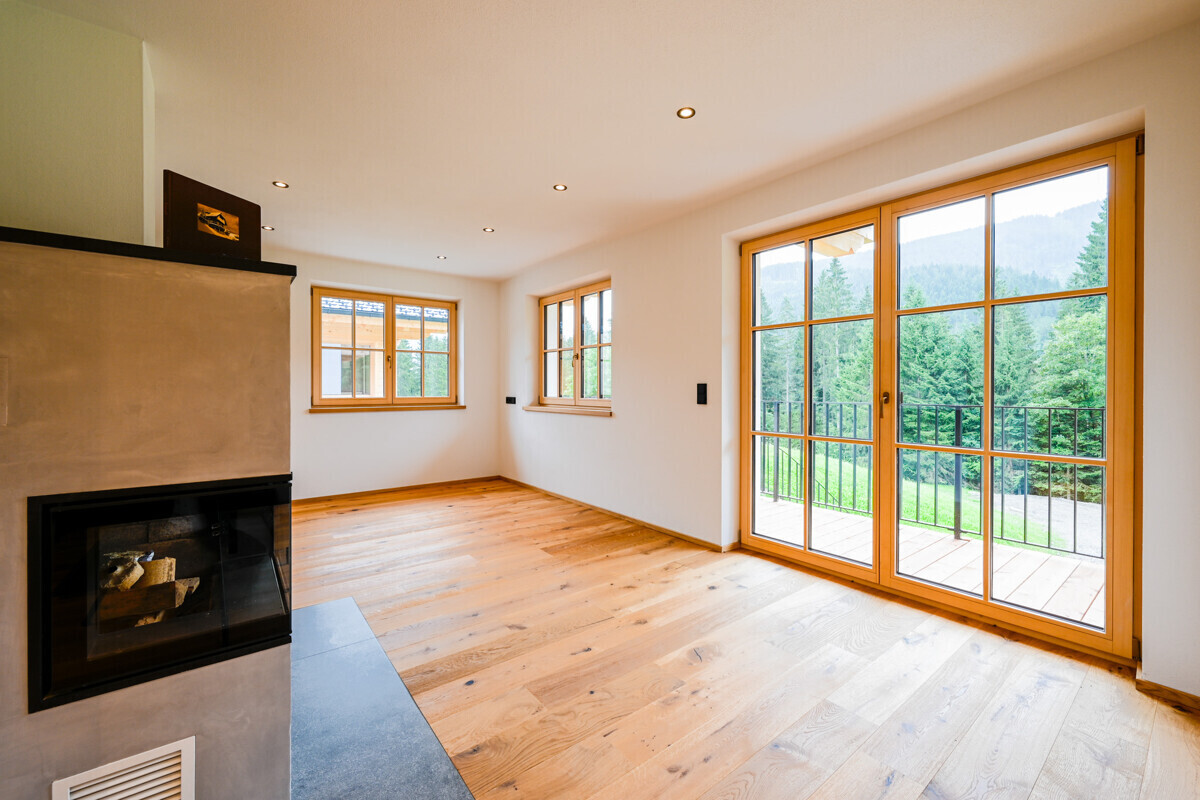 Wohnbereich-mit-Kachelofen-Alm-Chalet-in-den-Kitzbüheler-Alpen