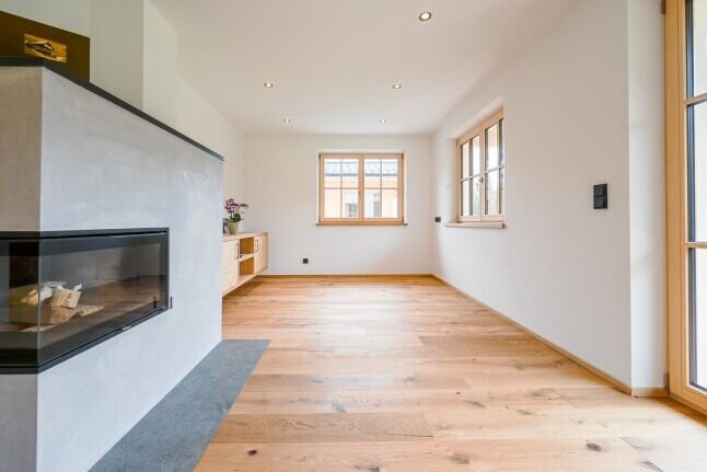 Wohnzimmer mit Kamin