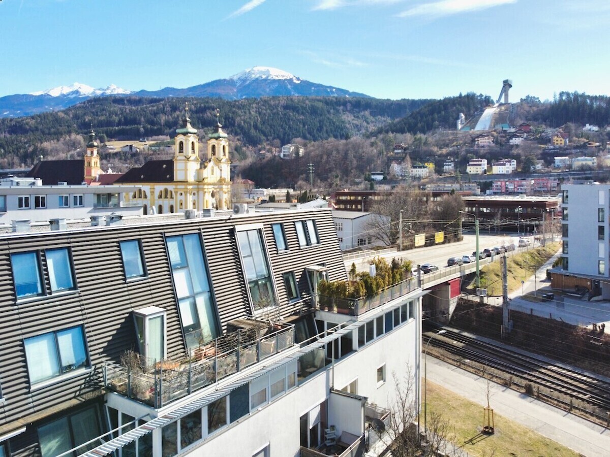 Außenansicht mit Bergpanorama