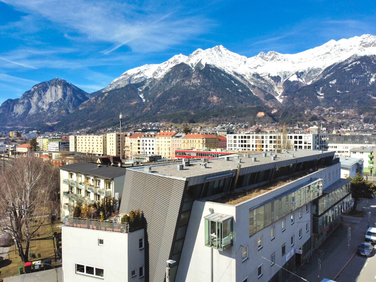 Panorama über die Stadt Innsbruck und seine Bergwelt