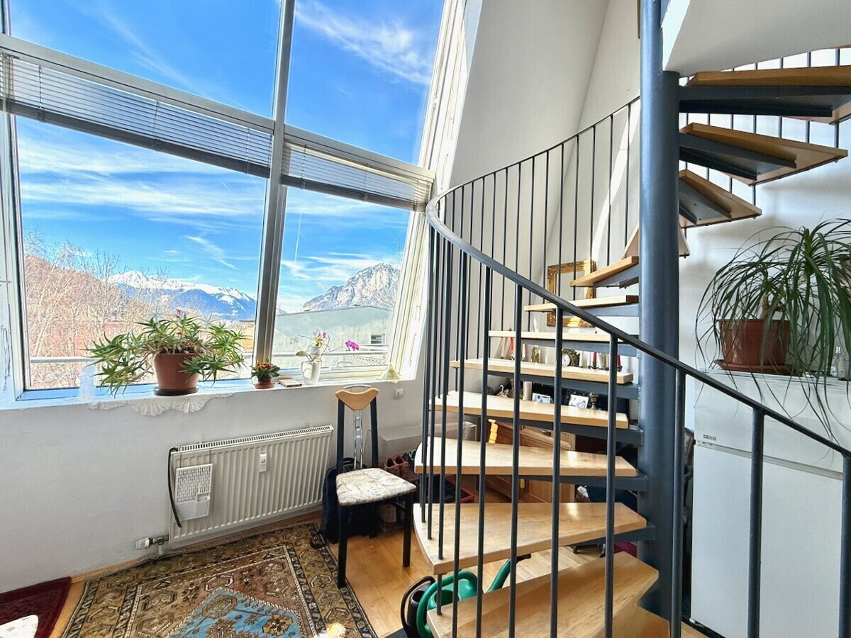 Heller Wohnbereich mit Wendeltreppe