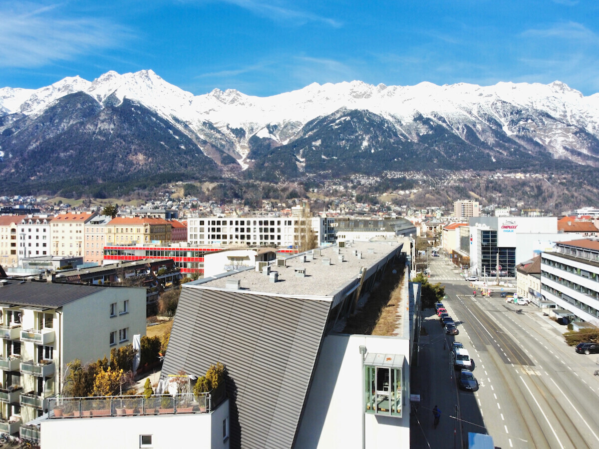 Panorama über die Stadt Innsbruck und seine Bergwelt