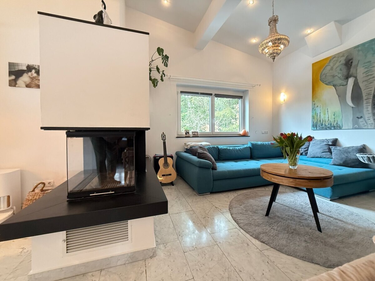 Gemütliches Wohnzimmer mit Kamin