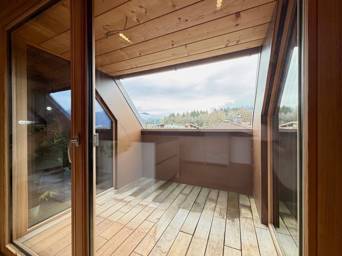 Überdachte Loggia mit Weitblick