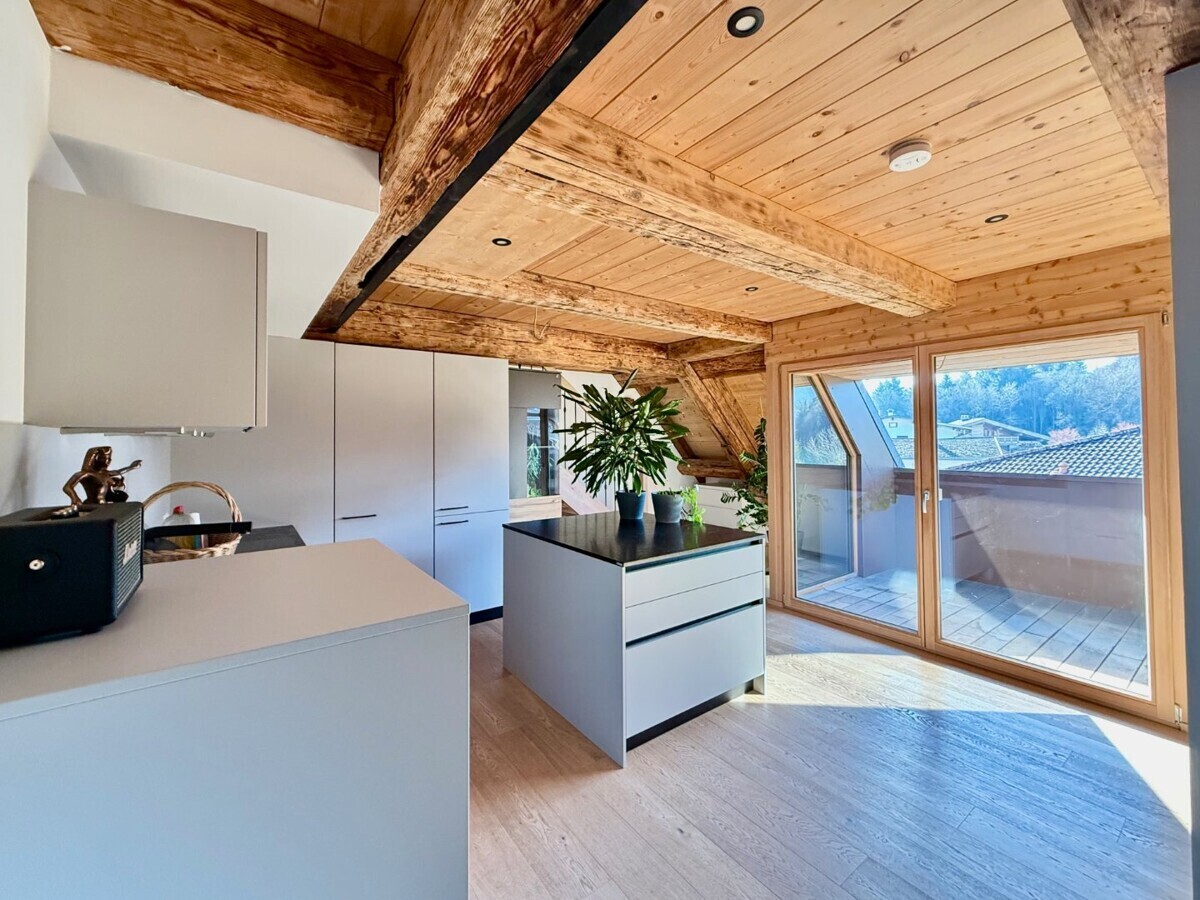Küche mit Terrassenzugang