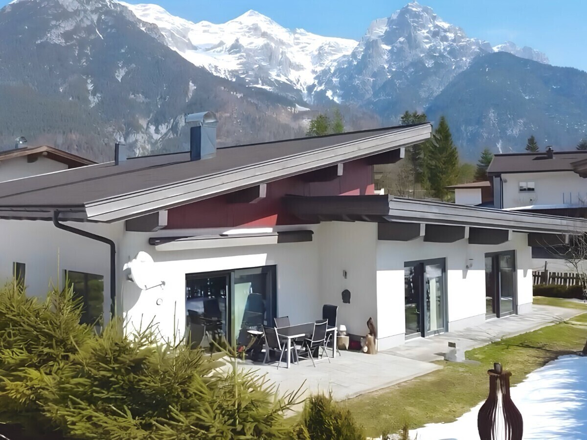 Außenansicht mit Bergblick