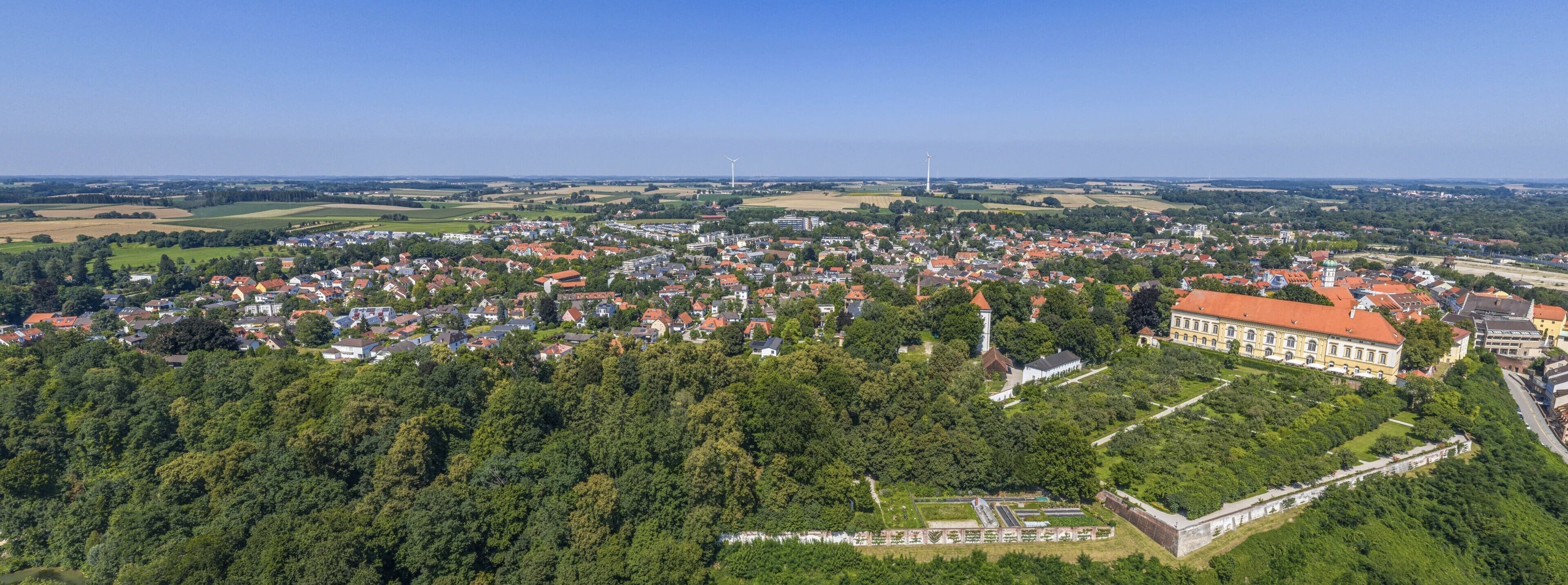 Nördlich von München - der Panoramablick auf das Dachauer Schloß. Den Blick auf das Schloß hat man auch vom Verkaufsobjekt aus im noblen Dachauer Süden   -   vom Grundbuchbezirk "Himmelreich".