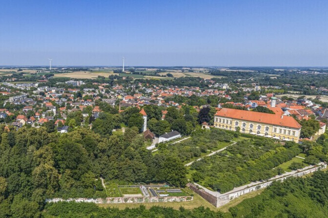Nördlich von München - der Panoramablick auf das Dachauer Schloß