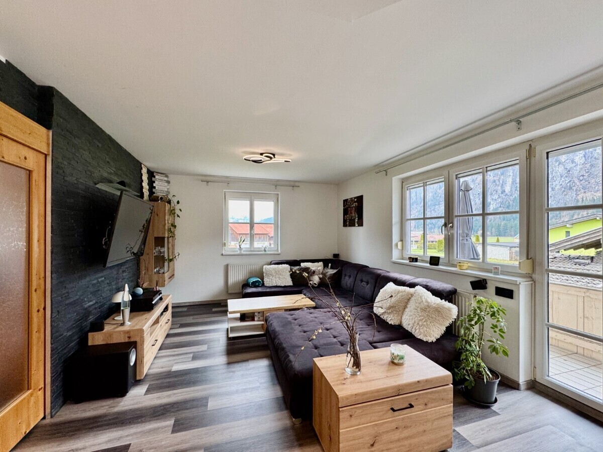 Wohnzimmer mit Fensterfront