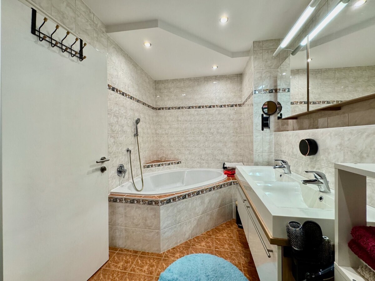 Modernes Badezimmer mit Eckbadewanne