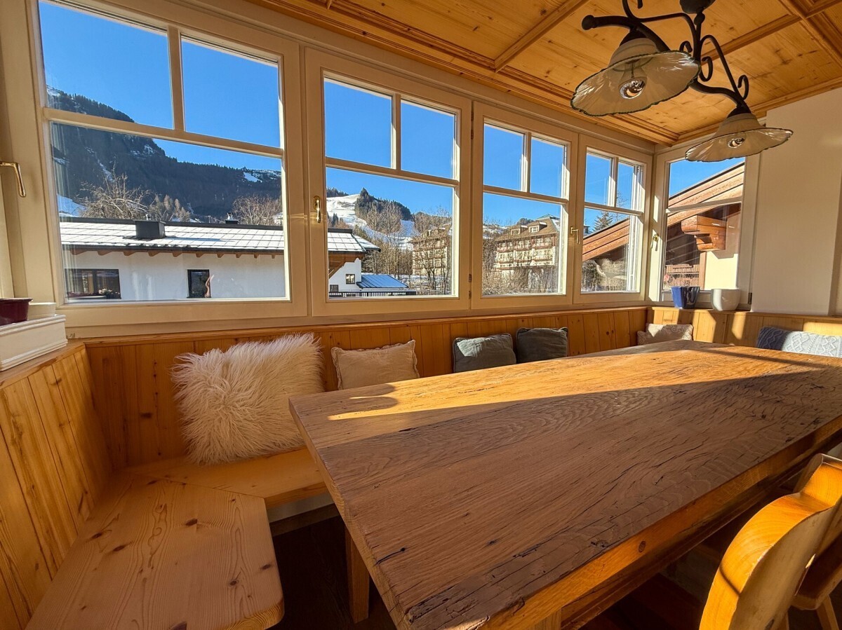 Essbereich mit freiblick auf den Hahnenkamm 
