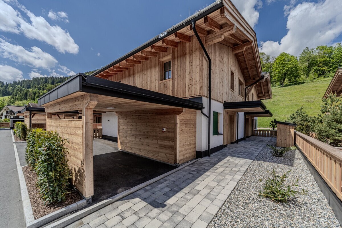 Exklusive Chalet-Außenansicht mit Carport