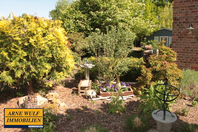 Garten  Blick zum Gartenhaus
