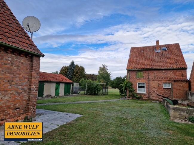 Blick zum Nebengebäude