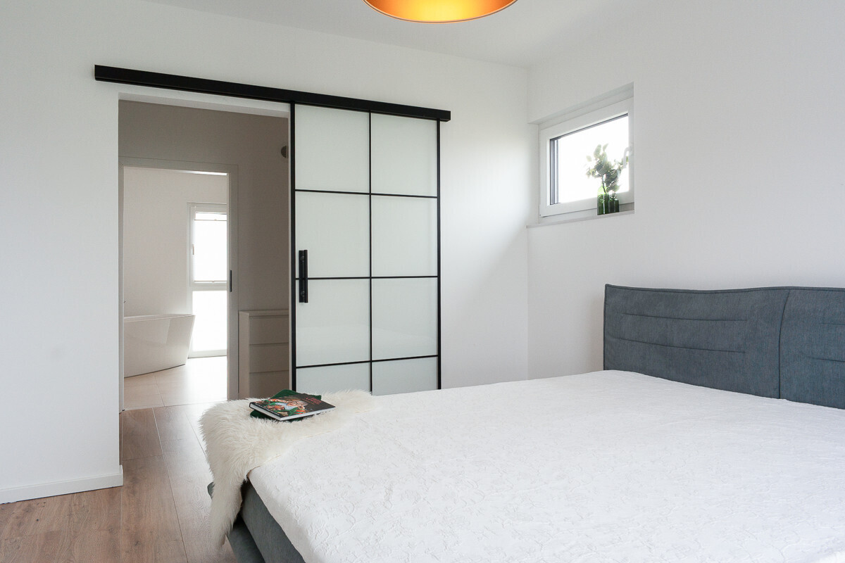 Glasschiebetür zum Ankleidezimmer