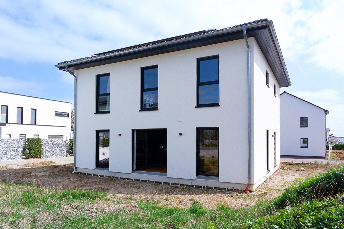 Hinteransicht mit Zugang zum Garten