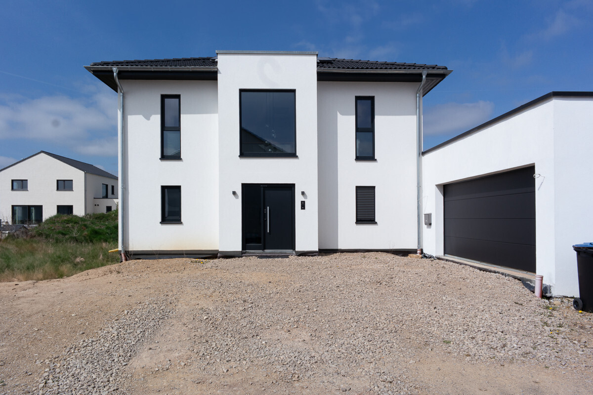 Vorderansicht Haus mit Garage