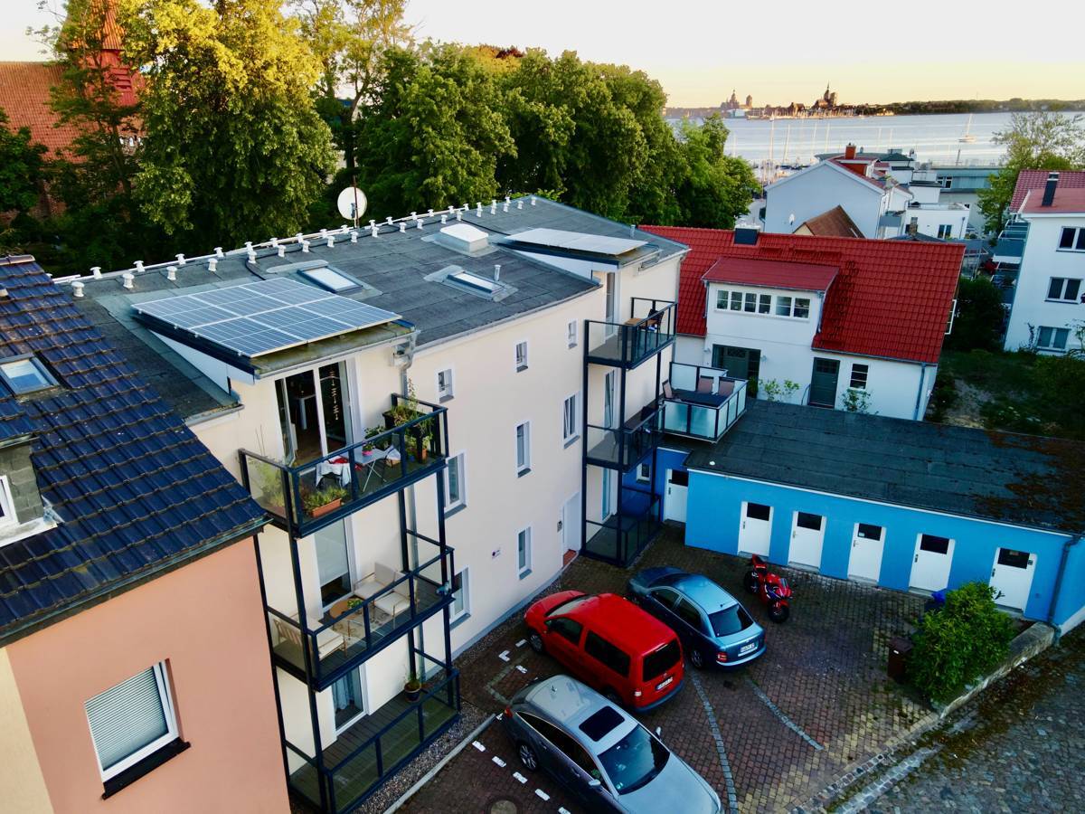 Rügen - Altefähr Hofansicht mit Balkonen - Luftfoto