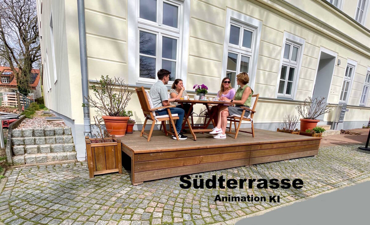 Kleine Südterrasse vor dem Haus