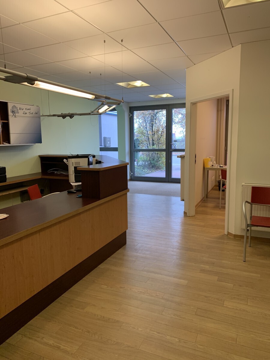Eingangsbereich_mit_Empfang_und_Wartezimmer_2