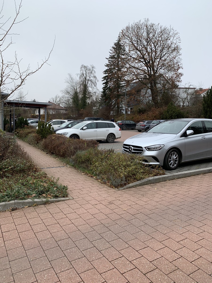 Parkplatz_oberhalb_vom_Gebäude