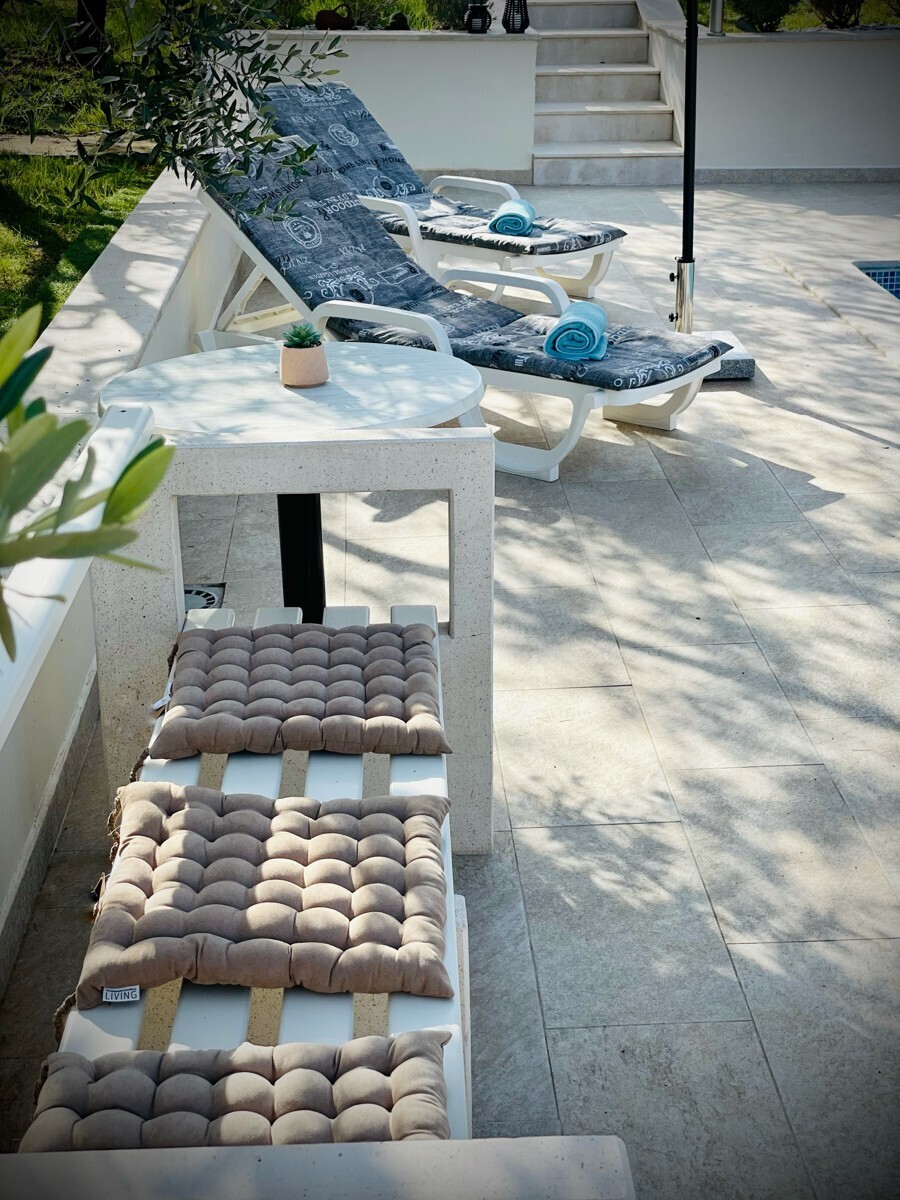 Poolbereich bei Tag (2)