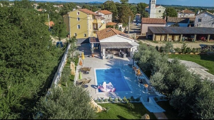 Gesamtansicht Poolbereich