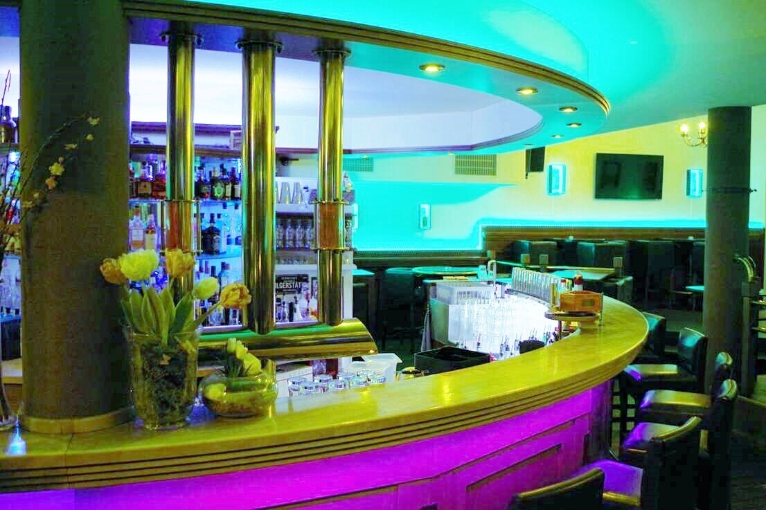Bar mit Abendbeleuchtung (1)