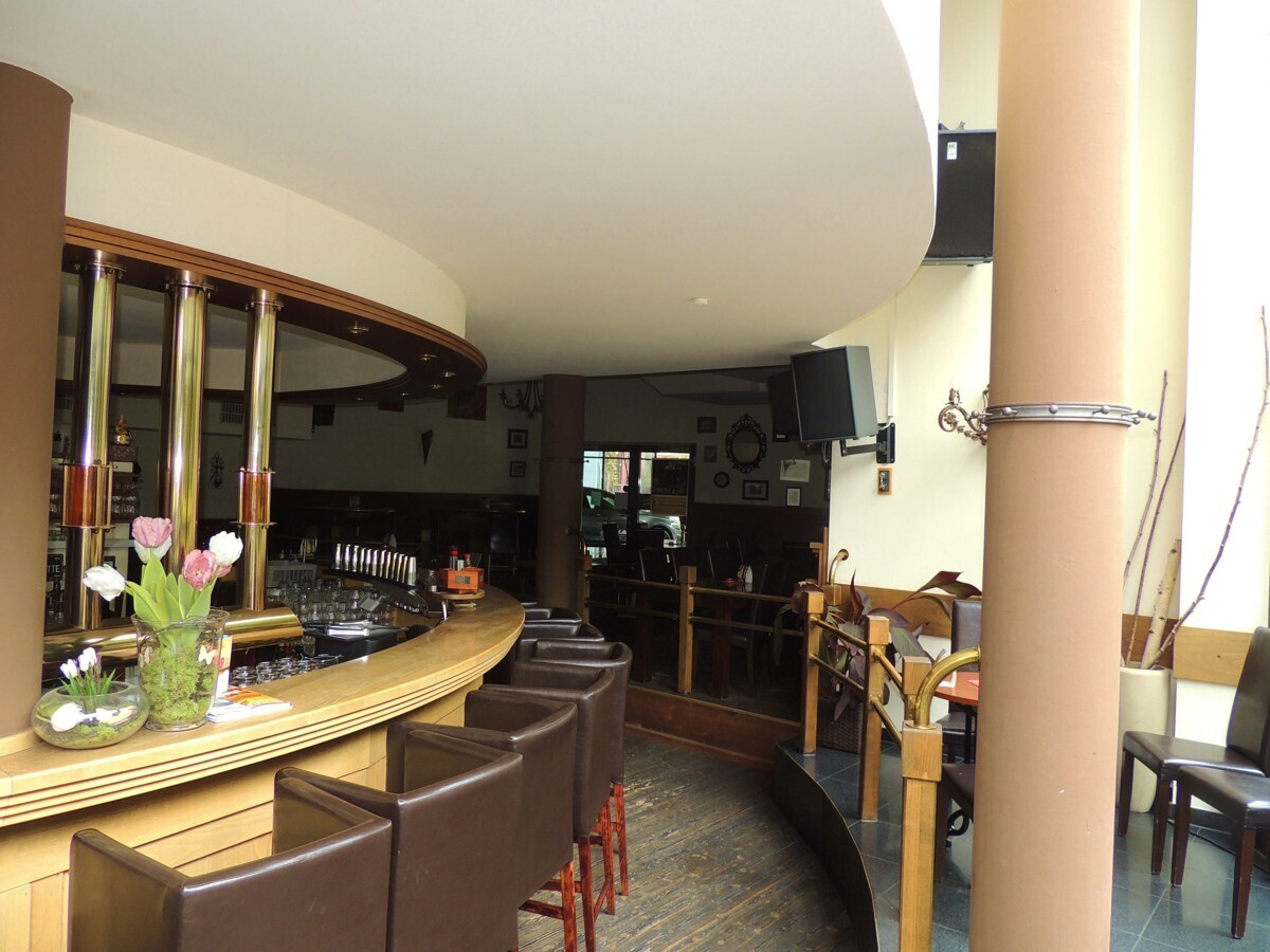 Bar- und Sitzbereich mit Verbindung zum Kino
