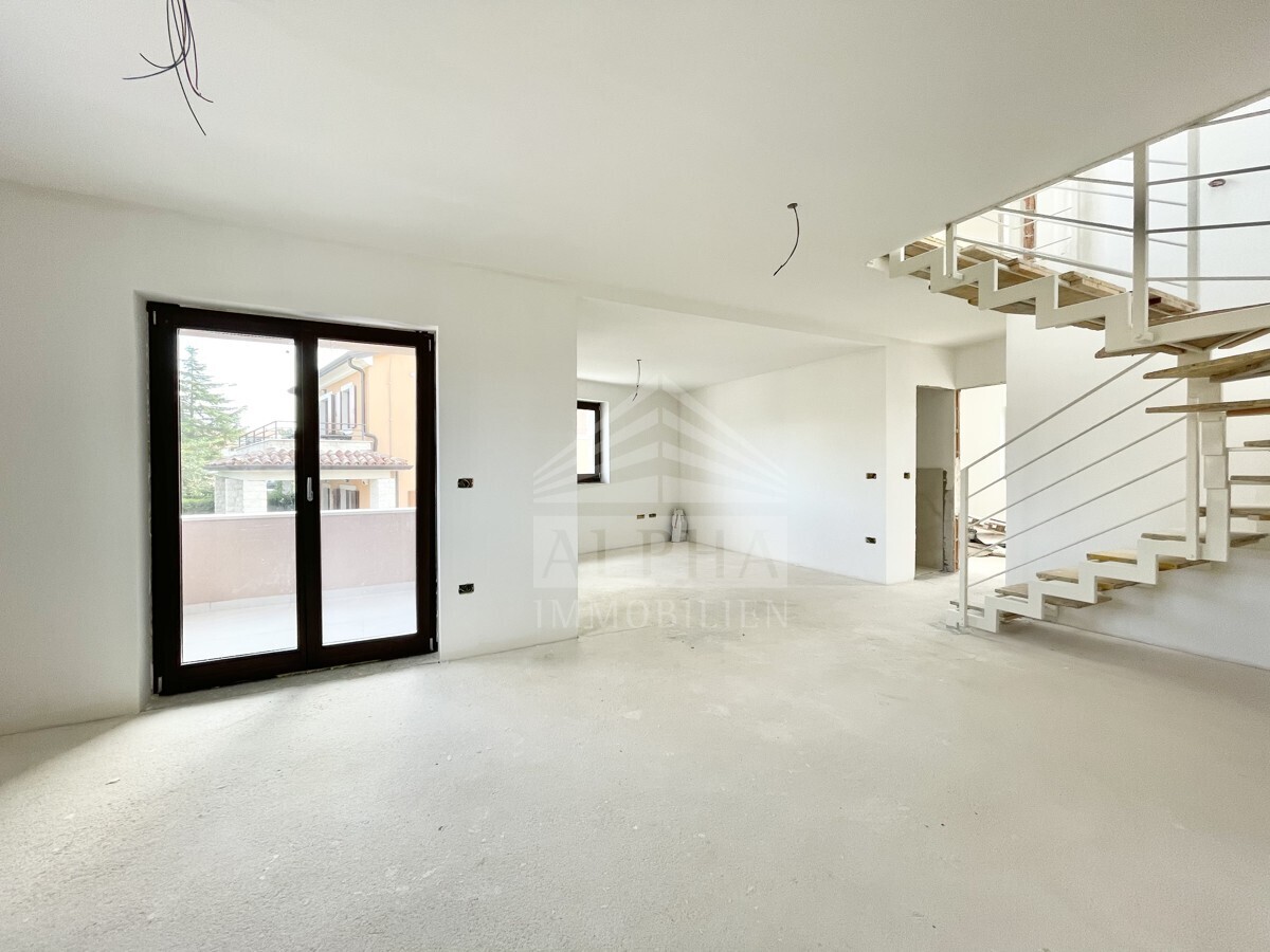 Wohn- und Esszimmer mit Balkon