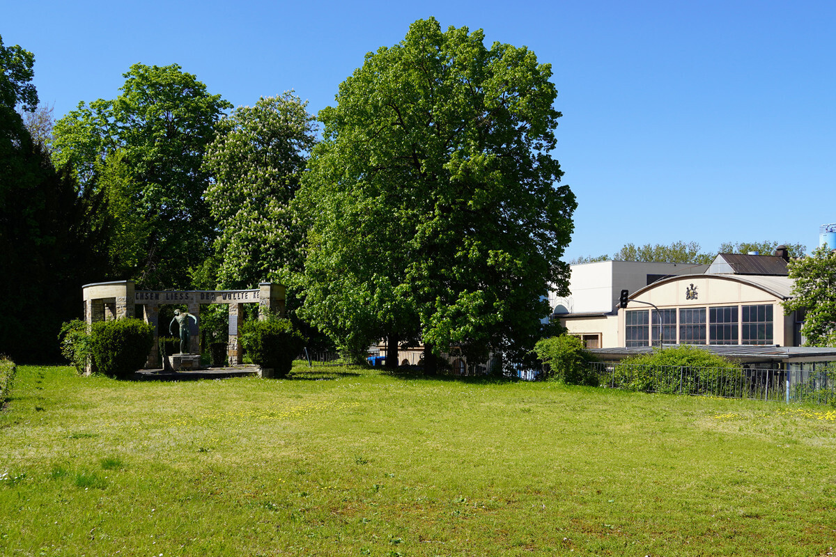 Parkanlage vor dem Haus