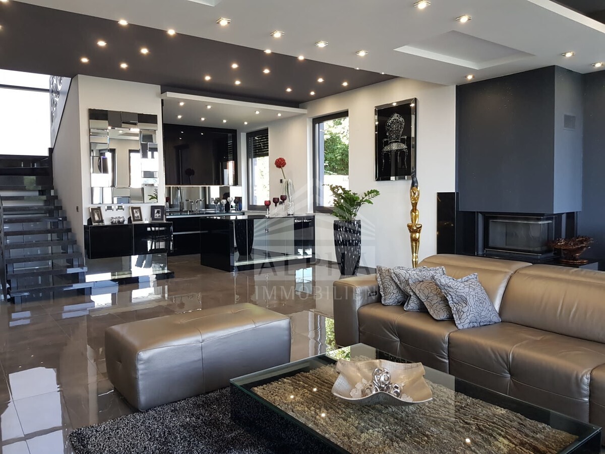 Haupthaus_Wohnzimmer mit Blick in Richtung Küche