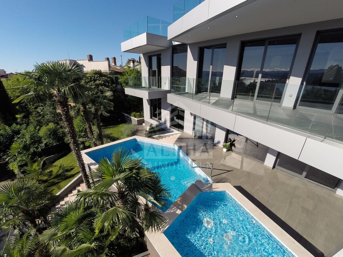 Pool mit Jacuzzi