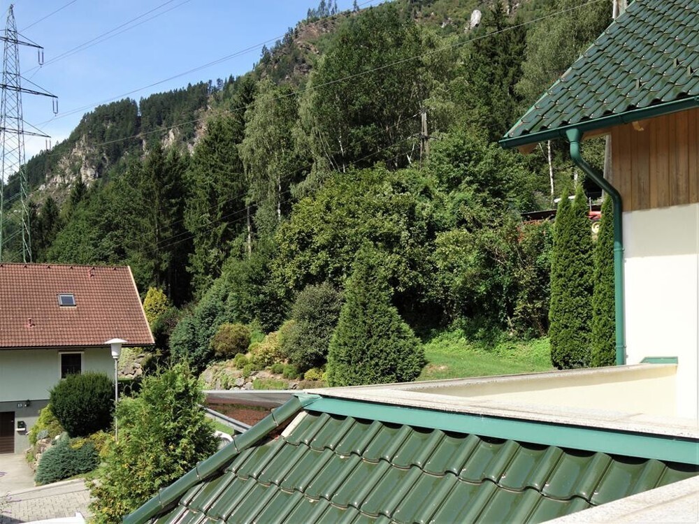 Berge_hinter_dem_Gebäude