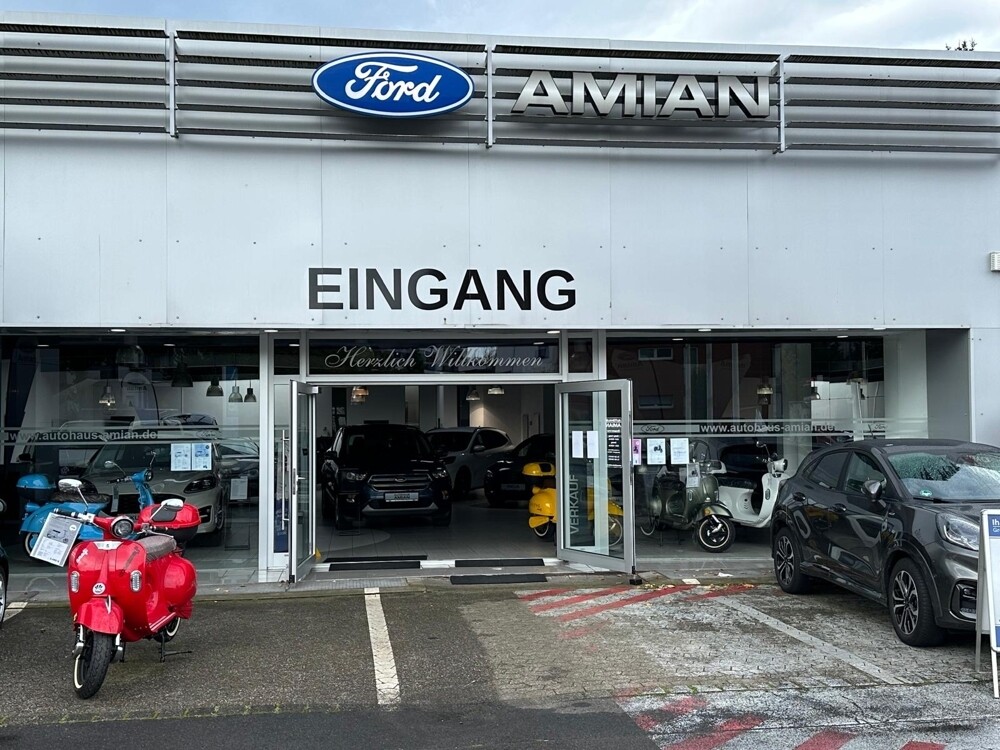 Eingang mit Parkplatz 