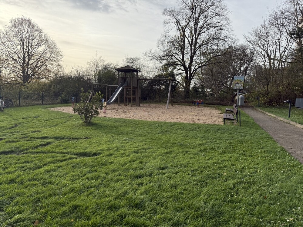 Außenbereich mit Spielplatz