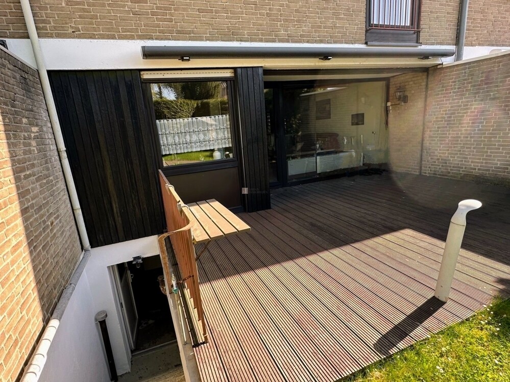 Terrasse mit Treppe zum Keller