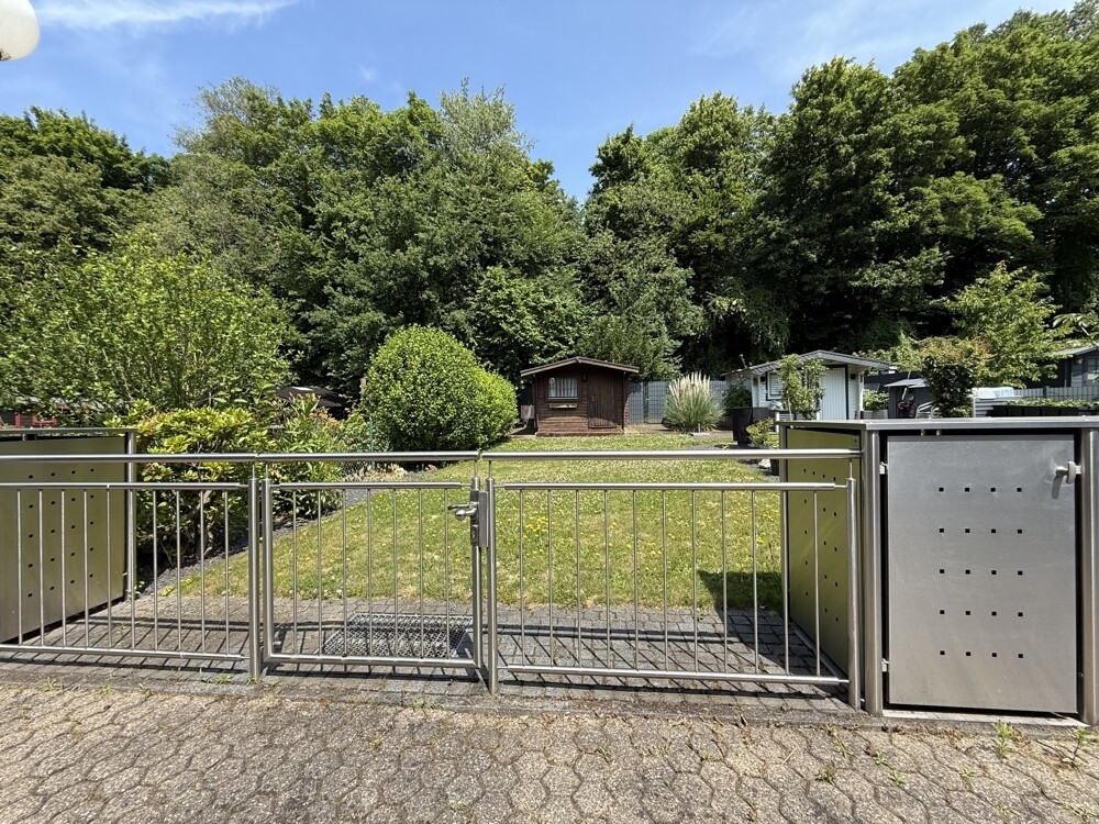 Gartenbereich mit Häuschen