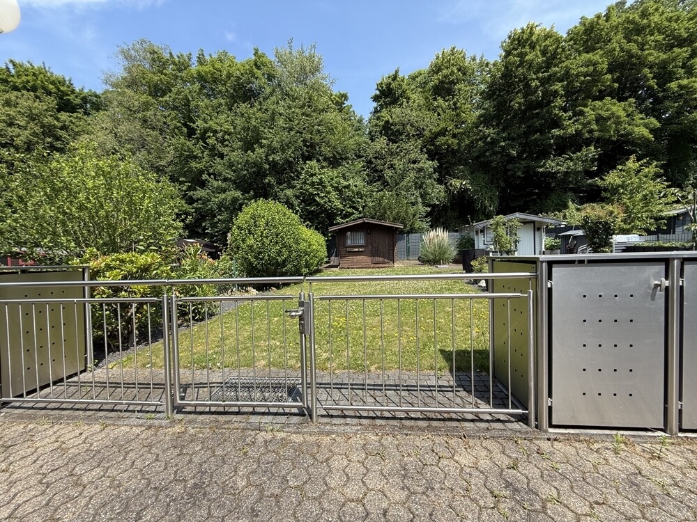 Gartenbereich mit Häuschen