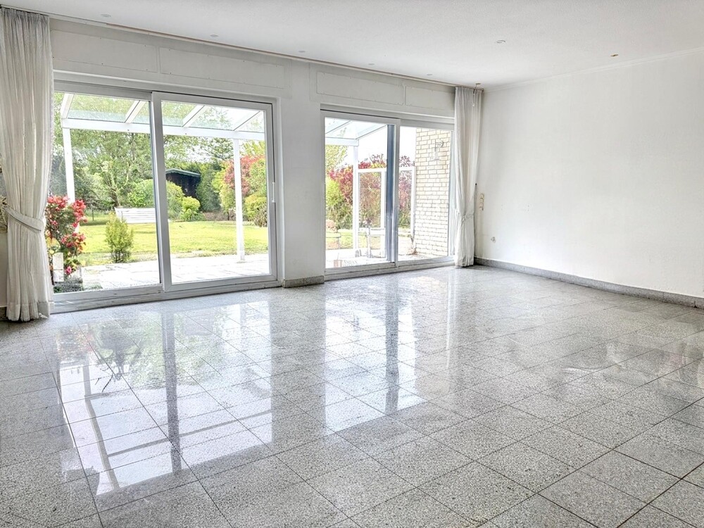 Heller Wohnbereich mit Zugang zur Terrasse