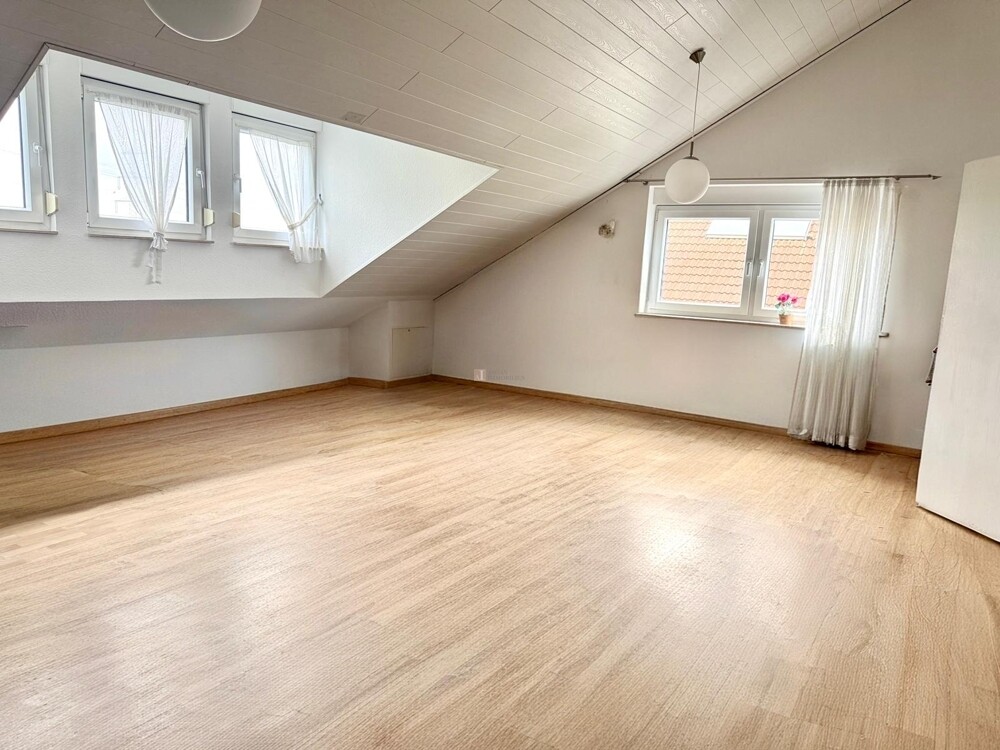 Großzügiges Zimmer mit viel Potenzial